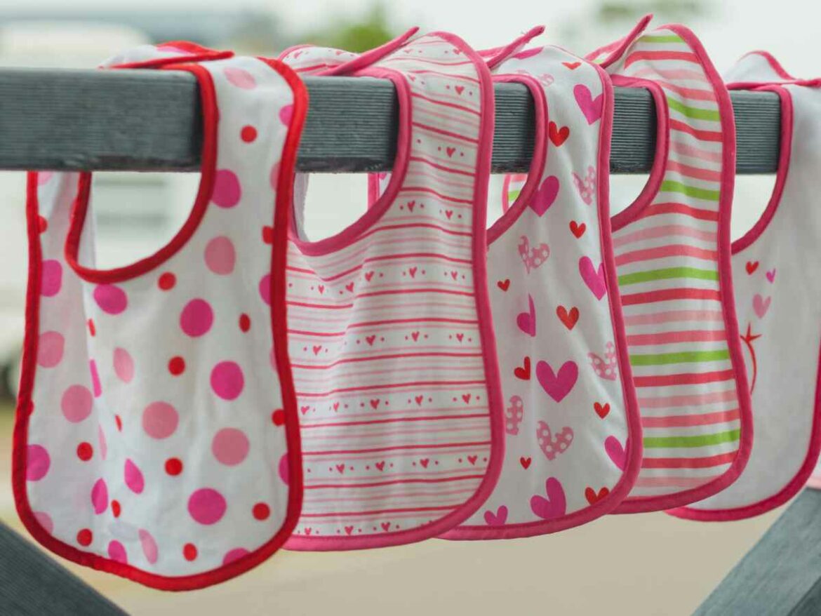 Babadores de diversas estampas pendurados sequencialmente.