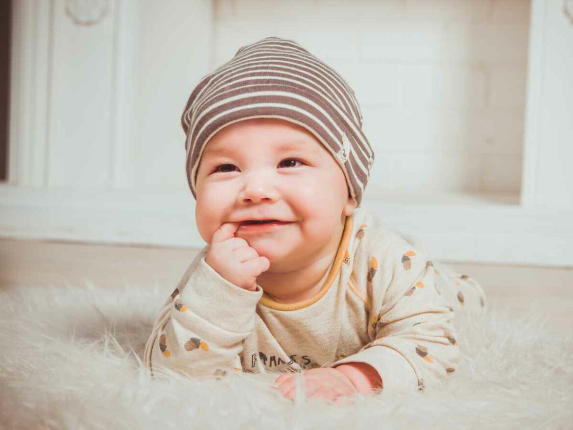 Bebê feliz usando roupas estilosas que seus pais escolheram.