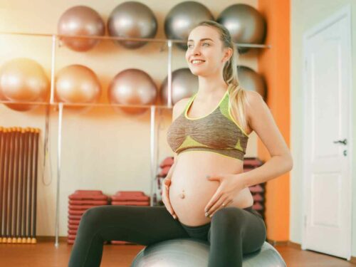 Grávida mais estável emocionalmente após começar a praticar yoga regularmente para se conectar com o bebê e com suas emoções.