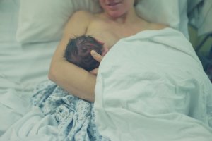 Amamentar recém-nascido. Preparação para amamentação. rotina após o nascimento