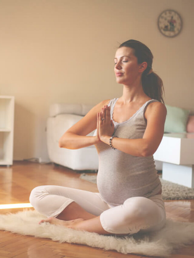 mulher praticando yoga gravida