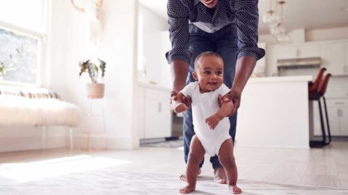 com quantos meses o bebe fica com as pernas firmes 500x281 - O bebê fica com as pernas firmes e você ja pode estimular ele a dar os primeiros passos.