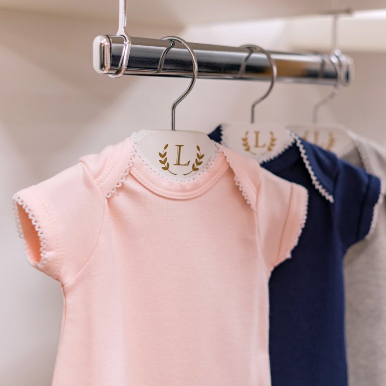 Saiba quais são as 4 peças de roupas que os bebês mais usam