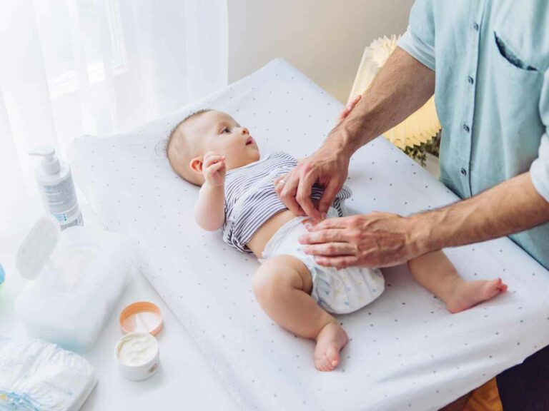 Cuidador tomando todas as medidas para prevenir assadura em bebê.