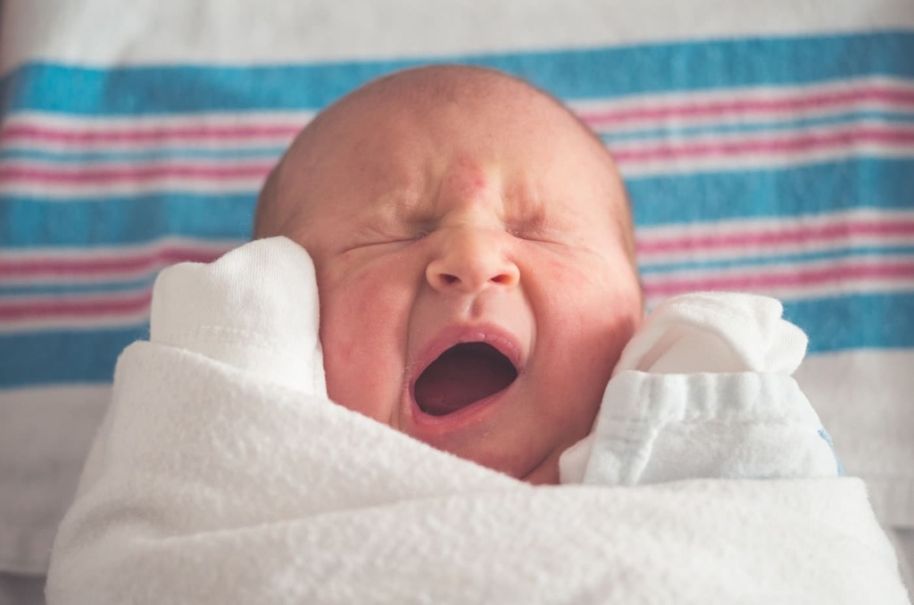 Você precisa saber como vestir o bebê para dormir?