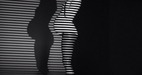 fotos gravida em casa 500x263 - Foto de grávida em casa usando sombras
