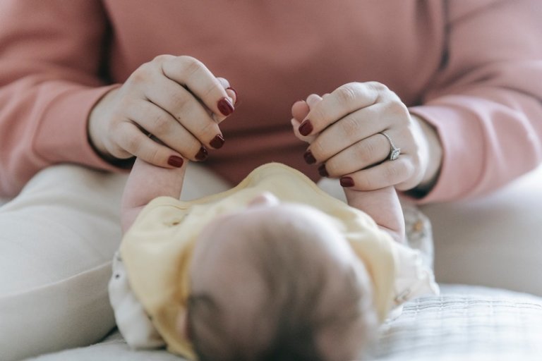O que é um Cueiro: para que serve e como enrolar o bebê