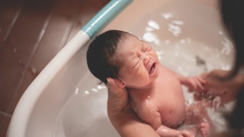 agua do banho do bebe 500x281 - agua do banho do bebê