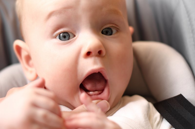 com quantos meses nasce o primeiro dentinho - Primeiro dente do bebê: Quando nasce, sintomas e cuidados