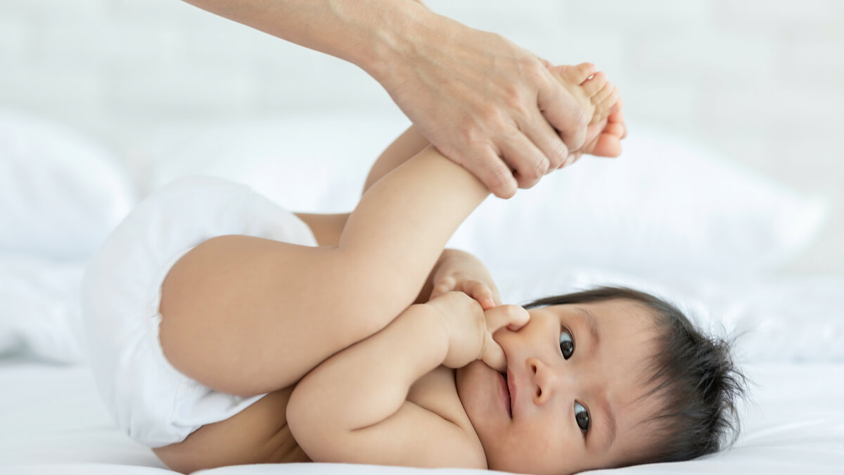 como aliviar colica de bebe de 1 mes - Cólica de bebê: Causas, sintomas, como identificar e aliviar
