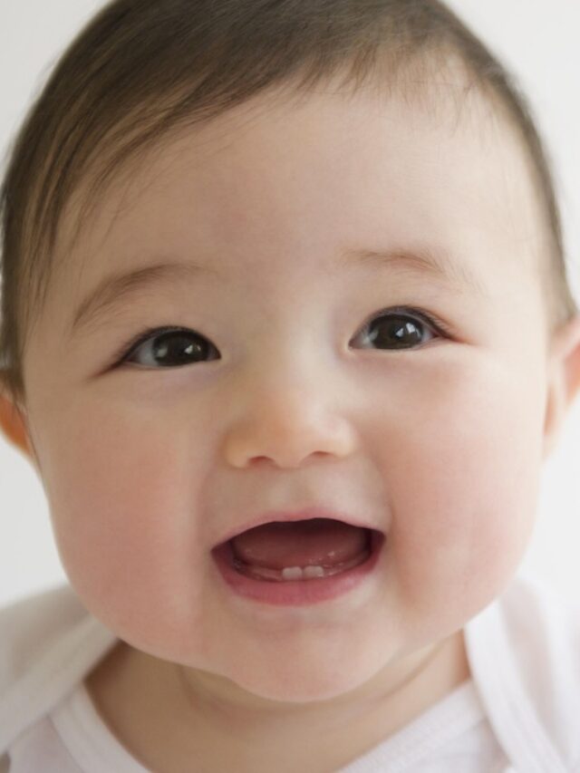 Primeiro dente do bebê: Quando nasce, sintomas e cuidados