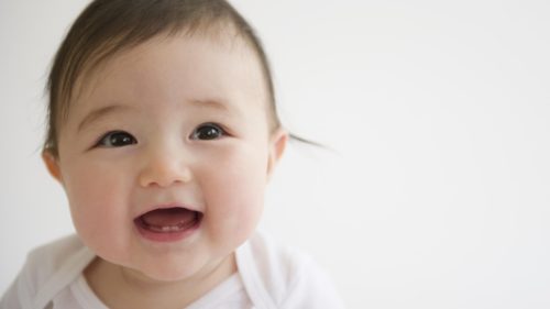 primeiro dente do bebe sintomas 500x281 - primeiro dente do bebê sintomas