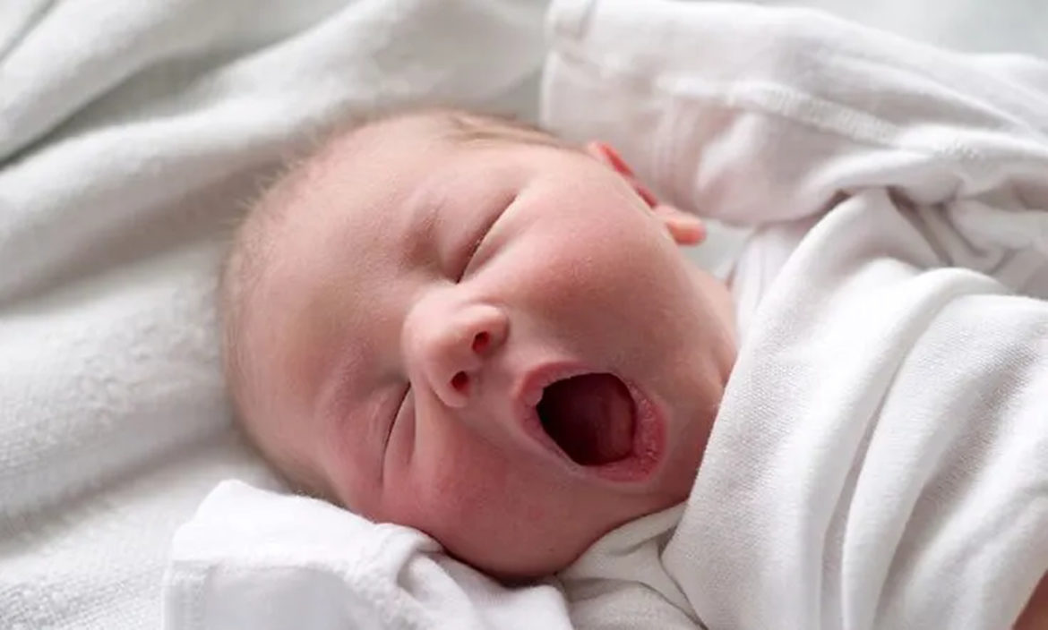O que é swaddle de bebê, quando e como aplicar? [Passos e benefícios]