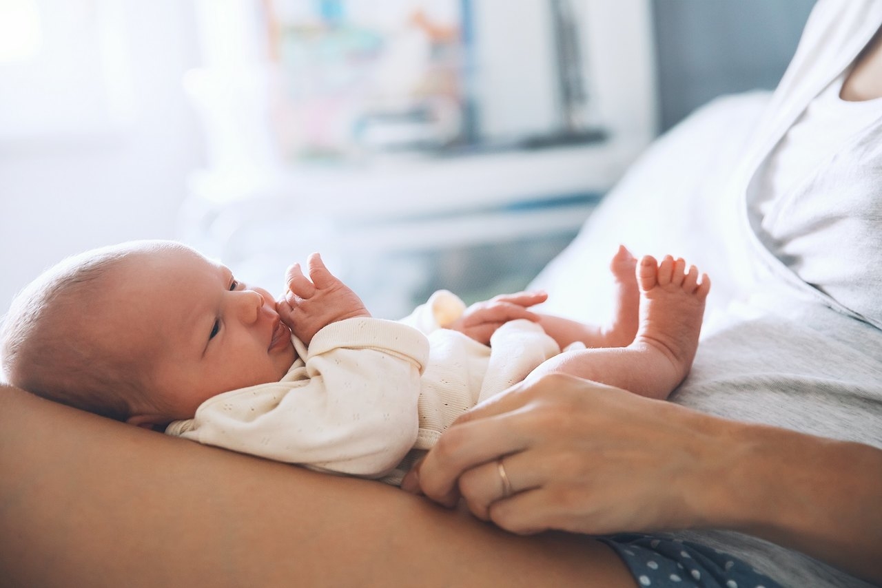 O que um recém nascido precisa são roupinhas confortáveis. Cuidados umbigo do recém-nascido