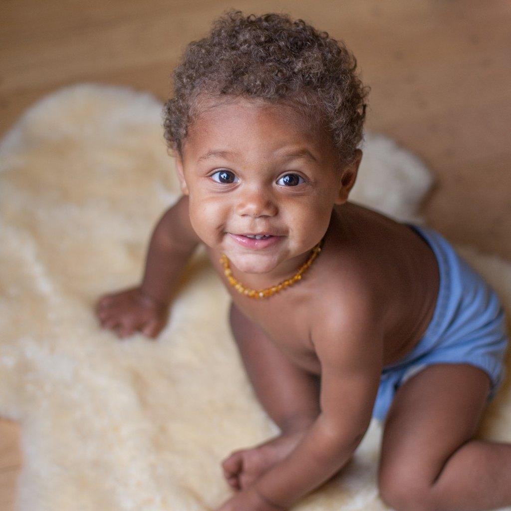 bebe com colar de ambar - Colar de âmbar para bebês: todas as informações para você se decidir