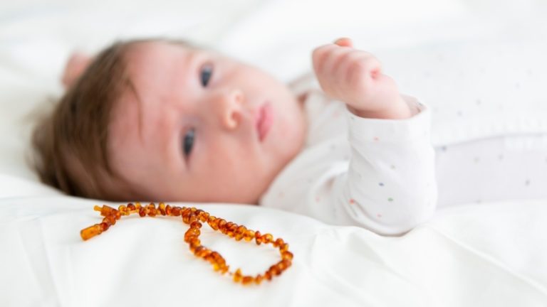 Colar de âmbar para bebês: todas as informações para você se decidir