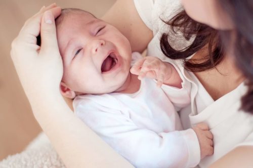 alimentos colica bebe 500x332 - Alimentos para evitar cólica no bebê