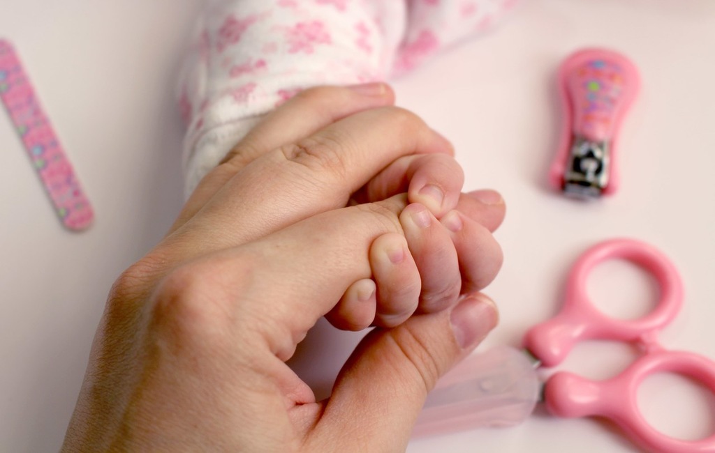 tesoura para unha de bebe - Unha de bebê: como cortar e cuidar das mãos e pés