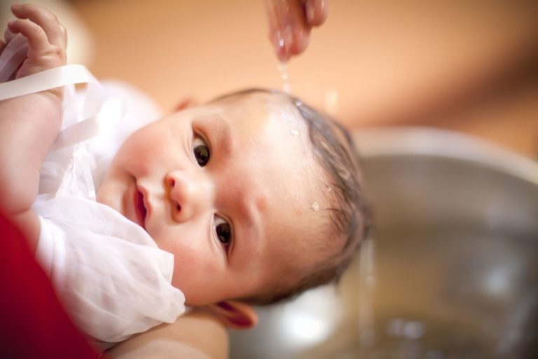 Batizado de bebê: como funciona e como se preparar?