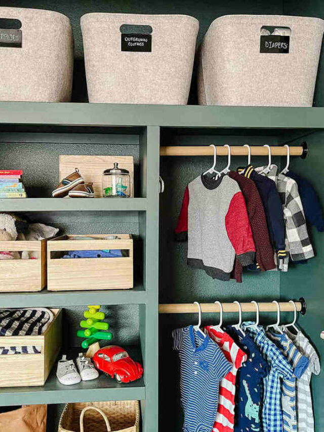 Foto de como organizar guarda roupa cápsula de bebê usando caixas organizadoras, cabides e separadores