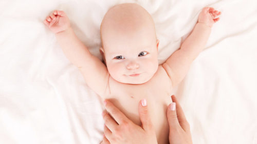 massagem em bebe 500x281 - Massagem em bebê