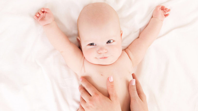 Massagem em bebê: como fazer as técnicas mais populares