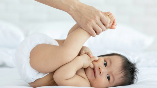 massagem em recem nascido 500x281 - Massagem em bebê recém nascido