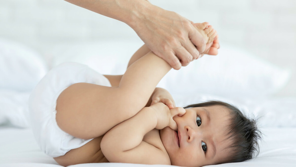 massagem em recem nascido - Massagem em bebê: como fazer as 10 técnicas mais populares