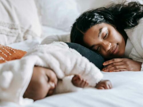 Mãe e recém nascido descansando juntos.