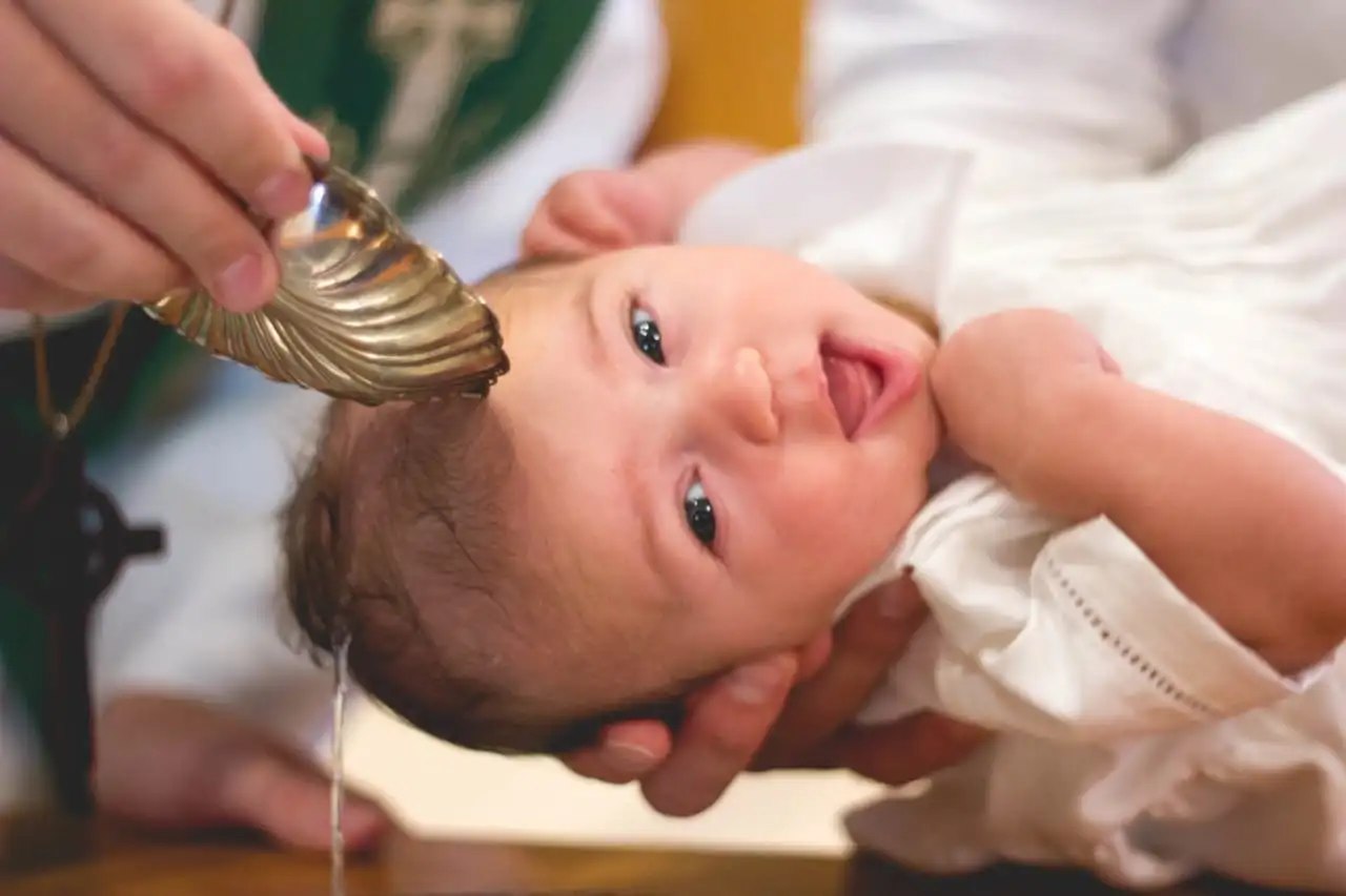 batismo realizado em igreja com bebê usando look batizado menino