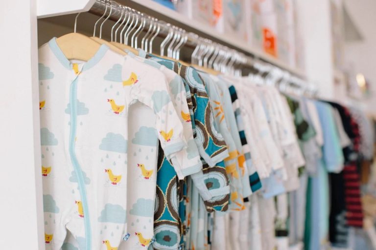 Como escolher o melhor tecido para roupa de bebê?