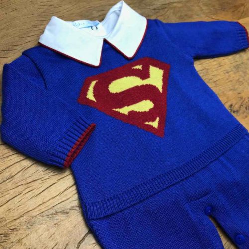 Macacão azul com emblema do Superman, um dos looks de bebe recém nascido de super heróis, disponível no site Laleblu