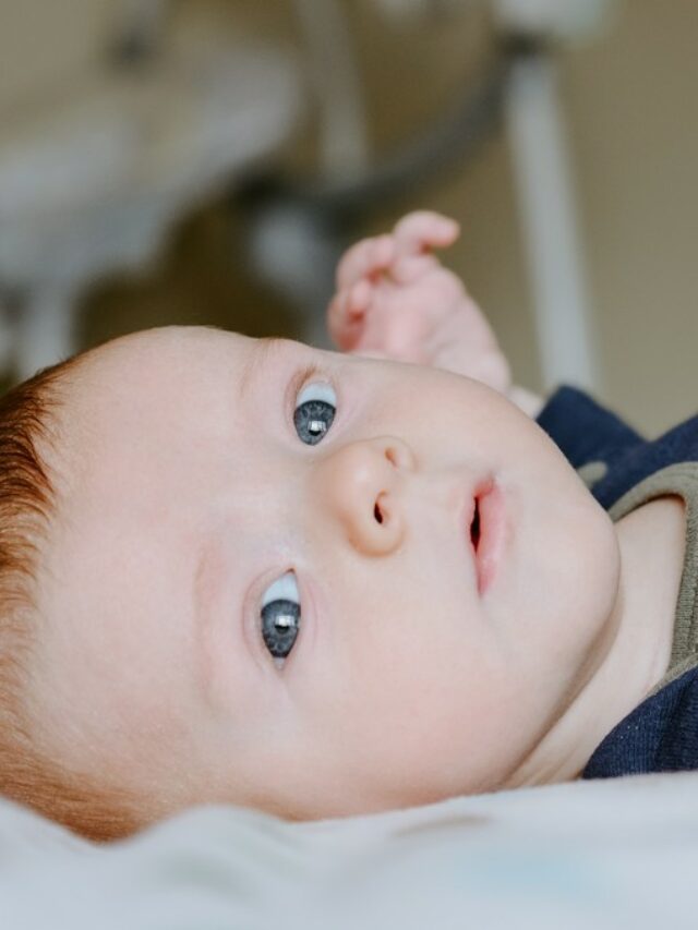 Bebê olhando para a câmera, simbolizando a dúvida de como vestir bebê recém nascido no calor. olhos do bebê