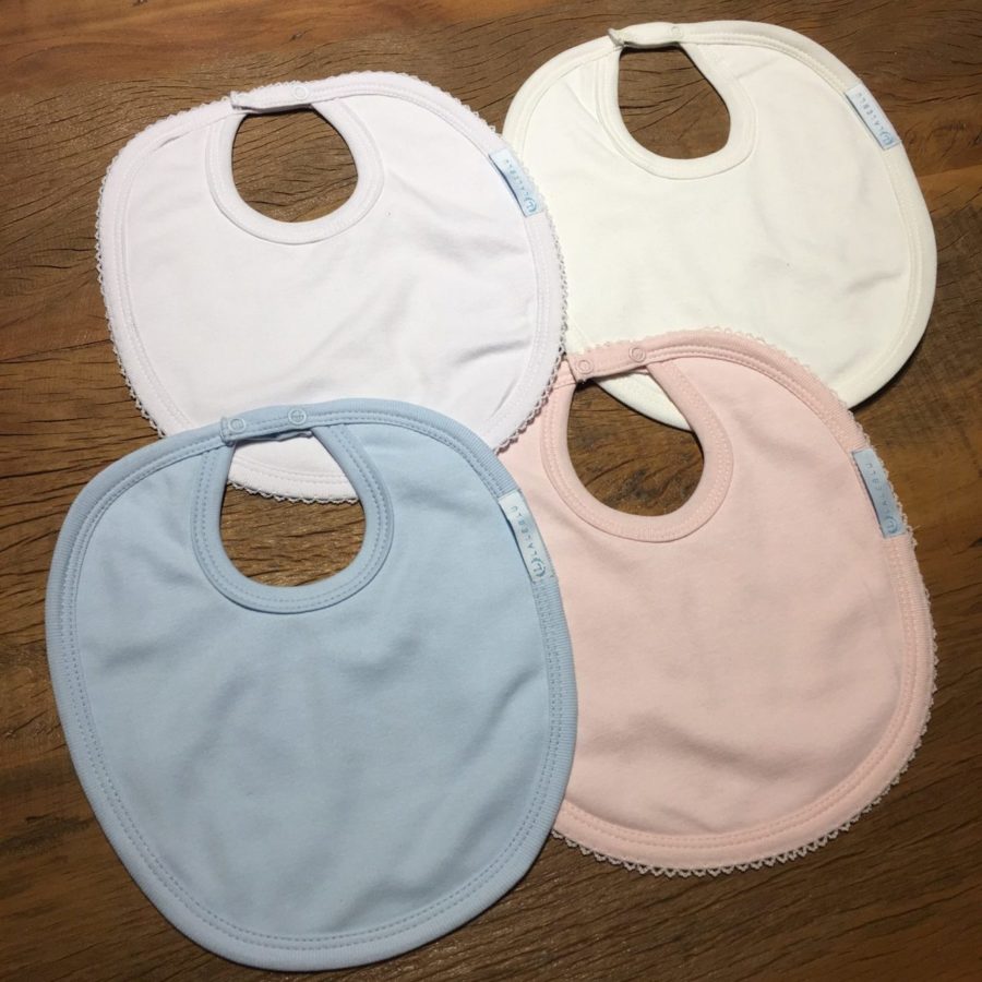 Quatro babadores de diferentes cores, da marca Laleblu, simbolizando o que comprar para higiene do bebê recém nascido