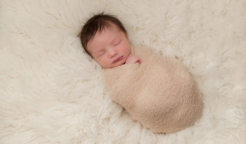 O que é swaddle de bebê, quando e como aplicar? [Passos e benefícios]
