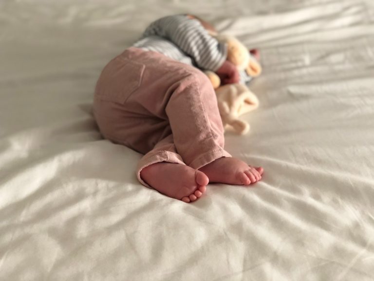Como vestir o bebê para dormir? Dicas de tecidos