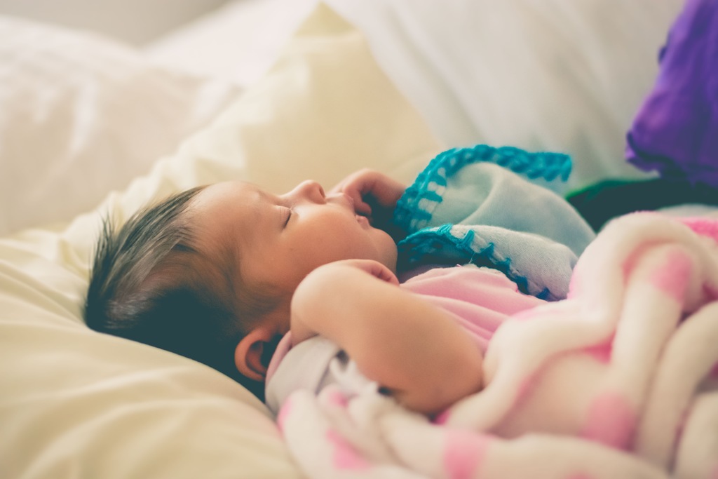 Entenda como vestir um bebê para dormir