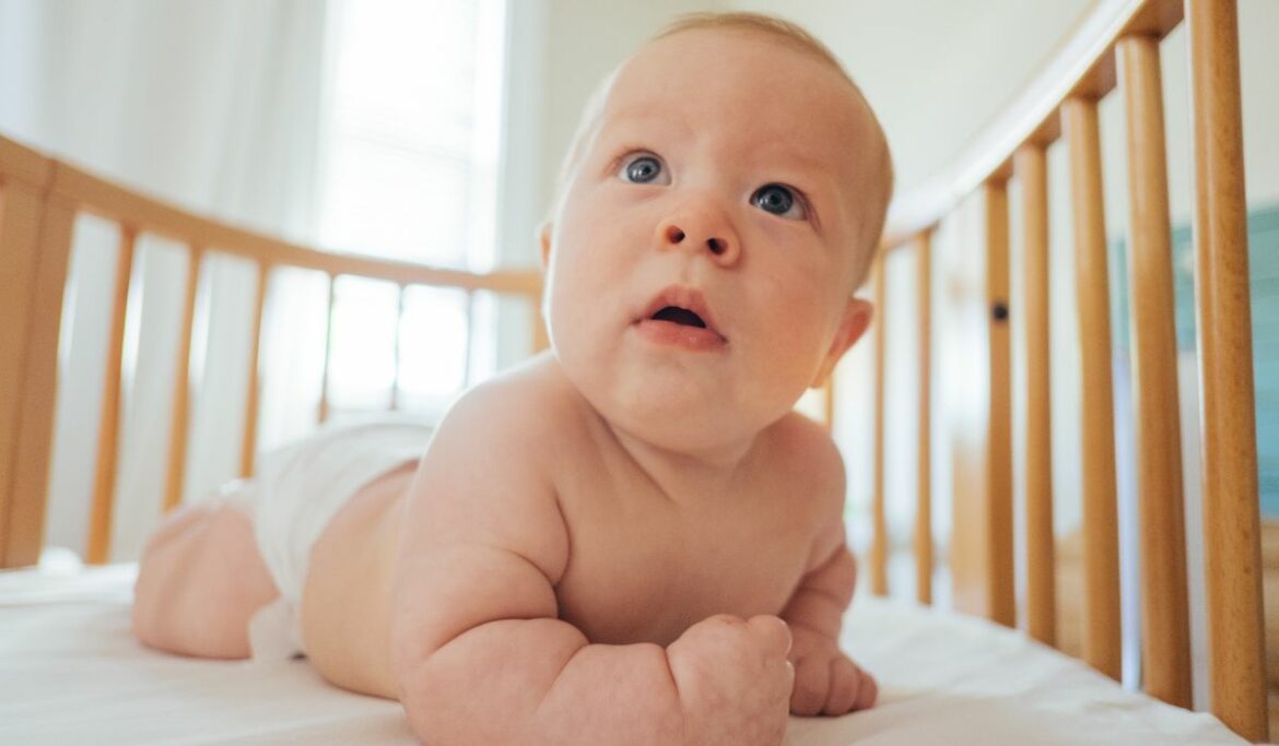Tummy time: como fazer e quais são os benefícios de deixar o bebê de  barriga para baixo