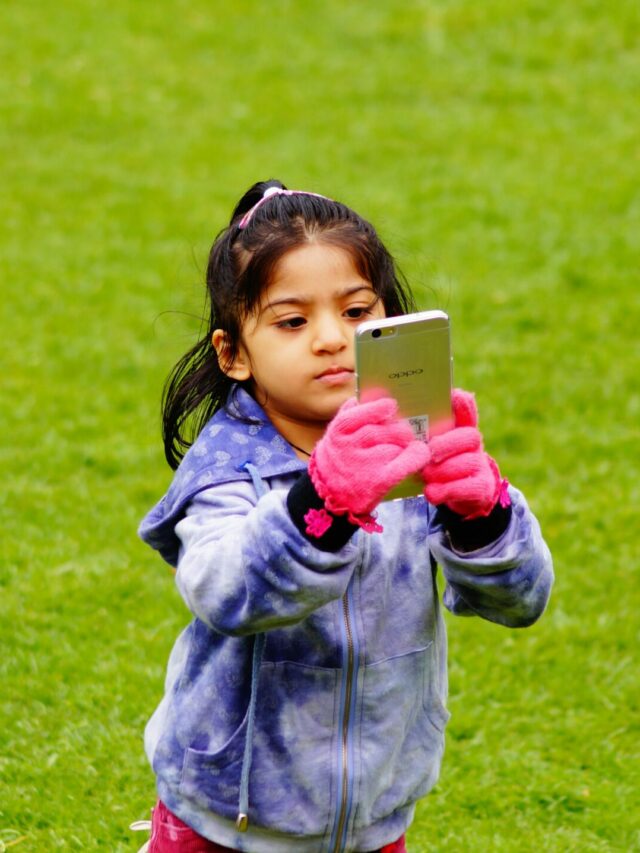 Menina usando o celular