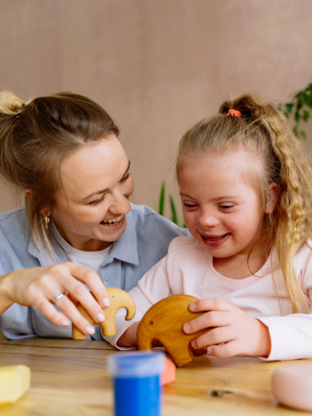 Mãe e criança brincando de blocos