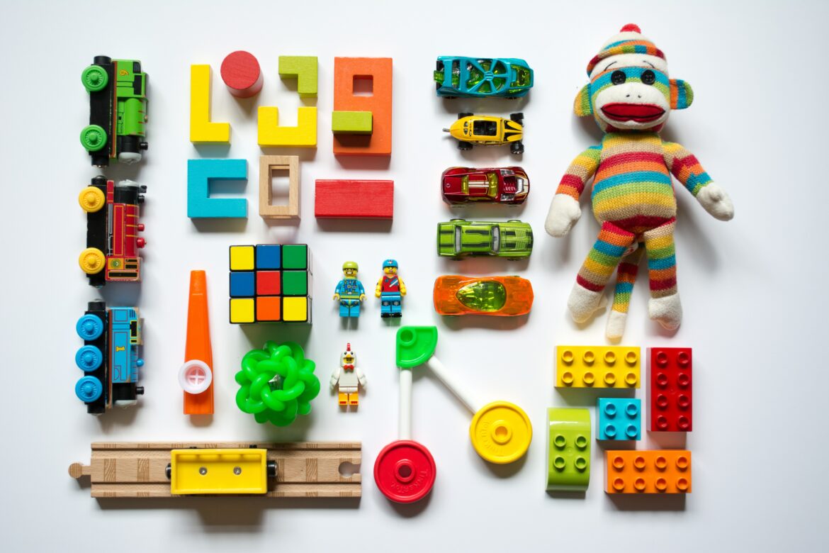 Imagem com opções diversas para brinquedo de bebês. Desde blocos a carrinhos