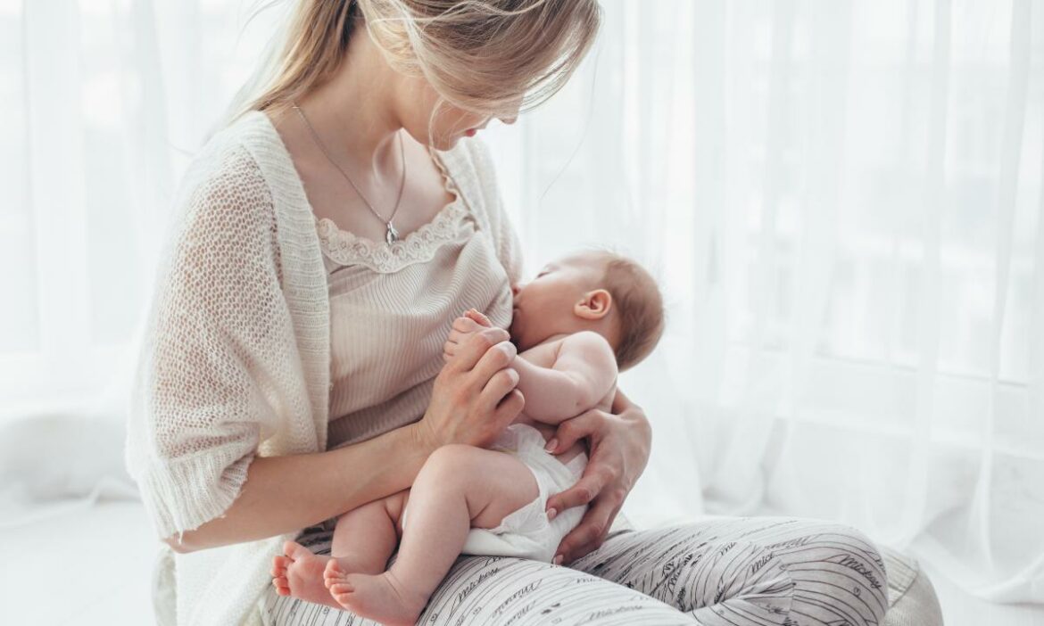 bebê no colo de sua mãe sendo amamentado