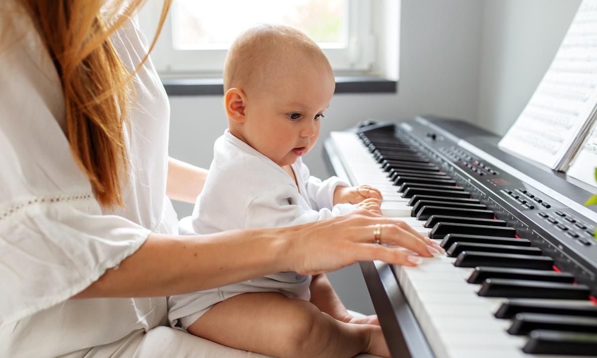 Pessoa tocando piano jogo de criatividade gerar ai