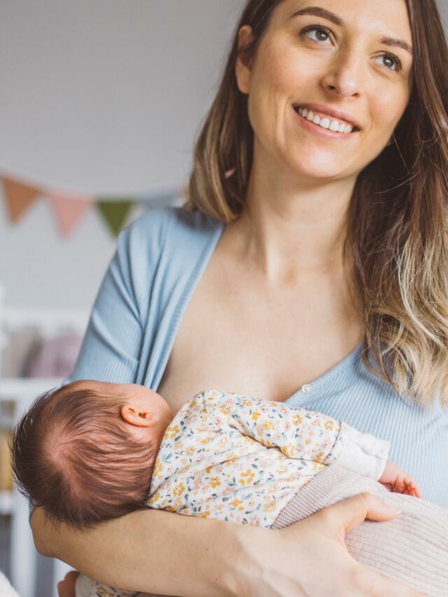 mãe amamentando seu filho usando uma roupa apropriada para este gesto