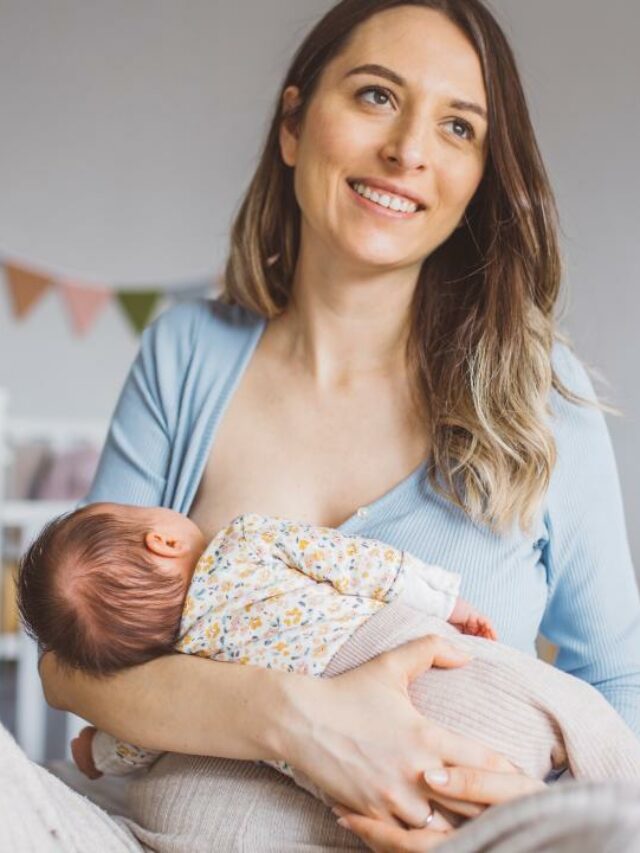 Mãe sentada amamentando seu bebê, beço ao fundo. É seguro amamentar estando doente? espaço amamentação