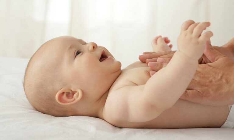 Práticas de massagem para bebês com cólicas: alívio e bem-estar