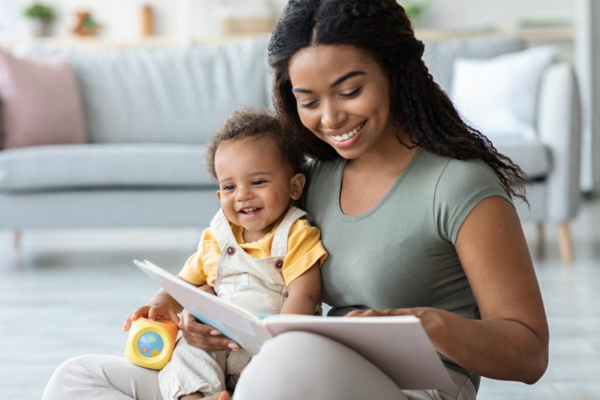 Mãe ajudando no desenvolvimento da fala do bebê