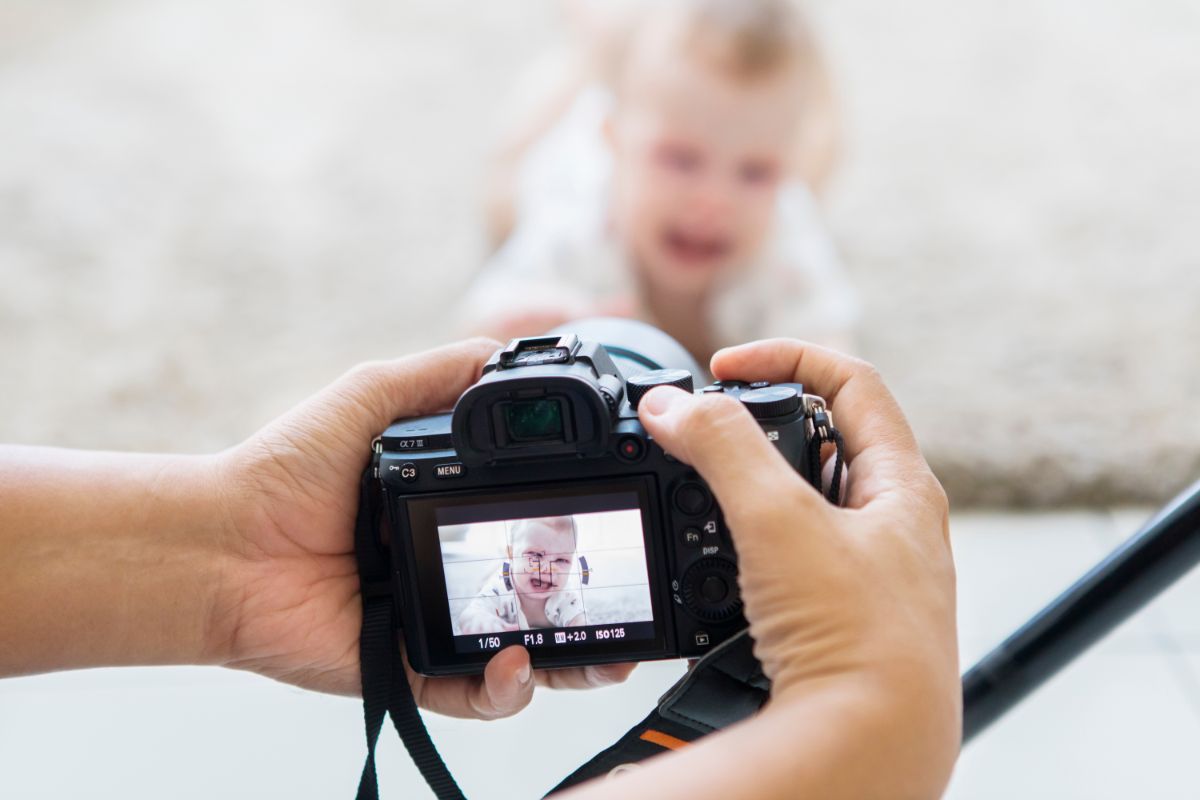 Imagem de uma pessoa fazendo sessões de fotos do bebê