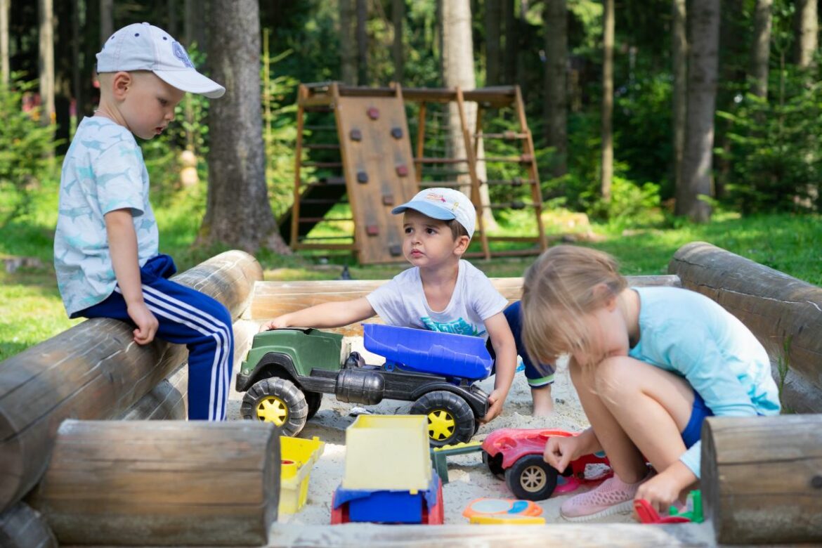 Criança fazendo atividades ao ar livre
