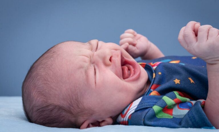 Refluxo em bebês: causas, sintomas e medidas para alívio